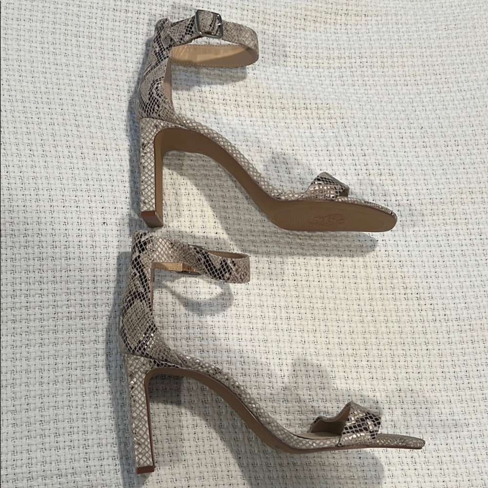 Vince Camuto snakeskin heel - Picture 3 of 5